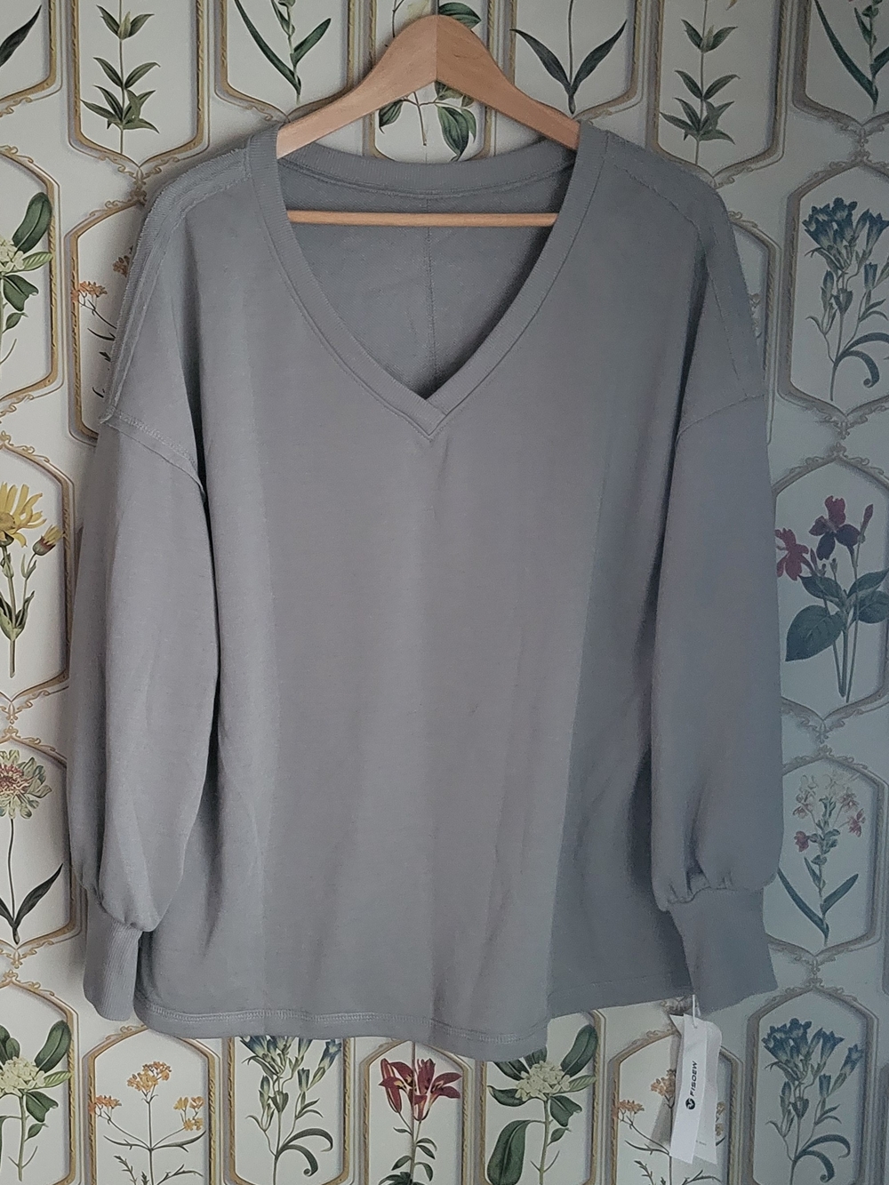 NWT Women’s V‑Neck Small Light Gray Light Weight Pullover